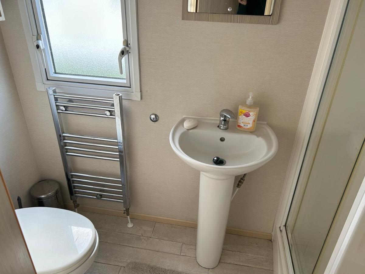 Beachcomber, A Modern Caravan With Ch And Dg, Smart Tv In Every And Private Broadband Apartment Rhyl