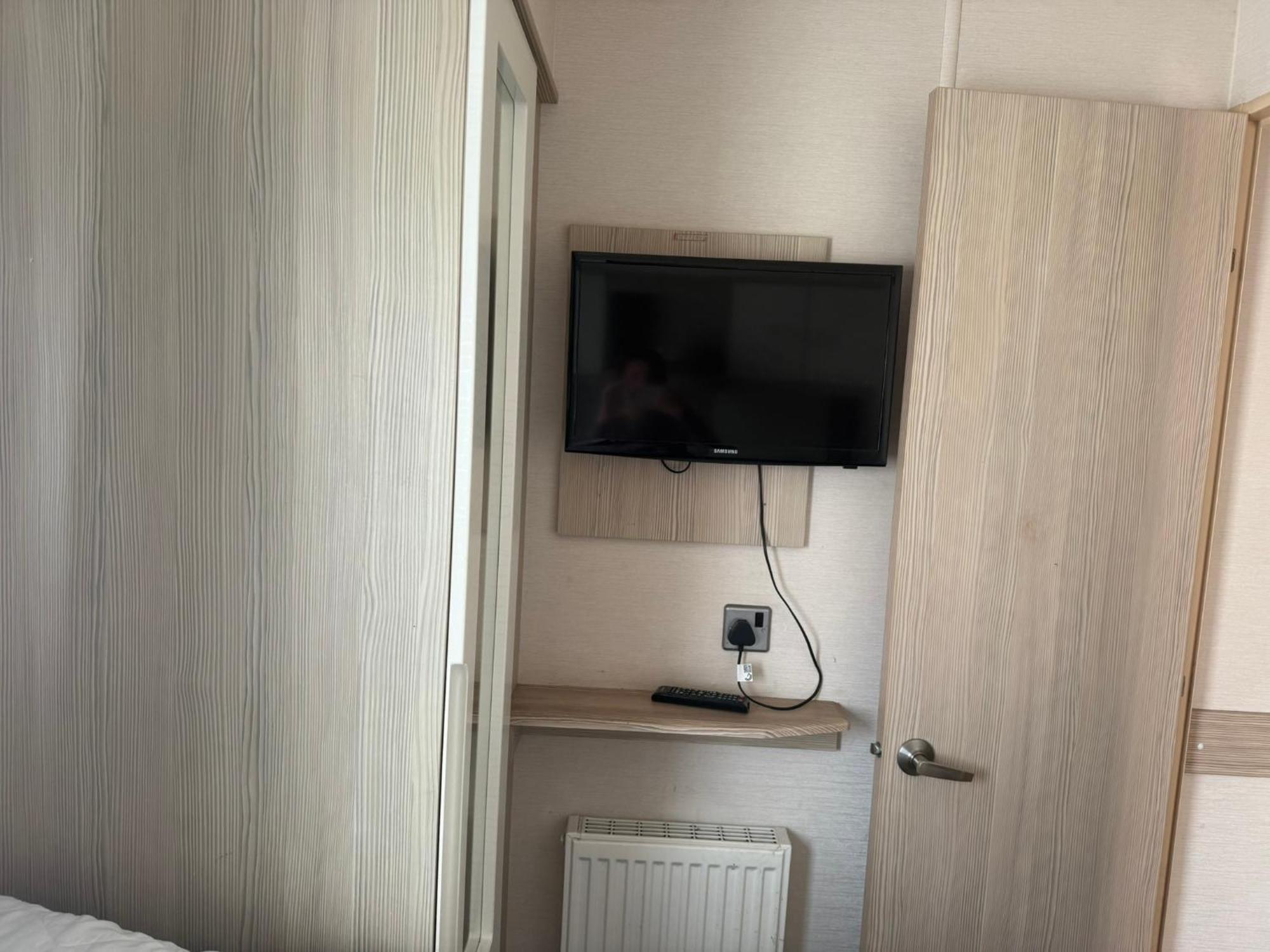 Beachcomber, A Modern Caravan With Ch And Dg, Smart Tv In Every And Private Broadband Apartment